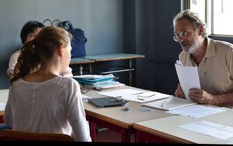 Una studentessa affronta la terza prova orale degli esami di maturità presso il liceo Cavour di Torino, 25 giugno 2019  ANSA/ ALESSANDRO DI MARCO