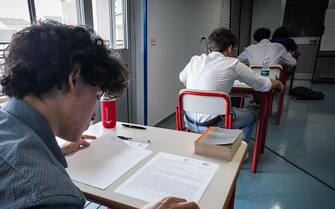 Gli studenti del liceo paritario scienze umane Sacra Famiglia affrontano la prova scritta per l'esame di maturità a Torino 22 giugno 2022 ANSA/TINO ROMANO