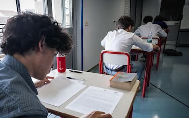 Gli studenti del liceo paritario scienze umane Sacra Famiglia affrontano la prova scritta per l'esame di maturità a Torino 22 giugno 2022 ANSA/TINO ROMANO
