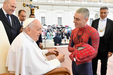 Papa Francesco saluta un giovane spiderman a piazza San Pietro