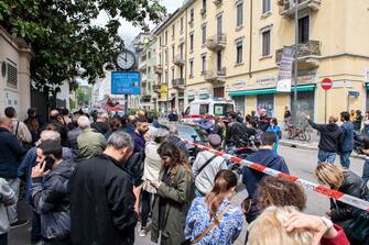 Soccorritori e vigili del fuoco sul luogo dove un furgone è esploso coinvolgendo altri veicoli posteggiati e degli appartamenti adiacenti a Milano,  11 Maggio, 2023, Ansa/Andrea Fasani