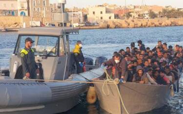 Una barca di migranti approda al molo Favaloro di Lampedusa, 06 maggio 2023.
ANSA/CONCETTA RIZZO