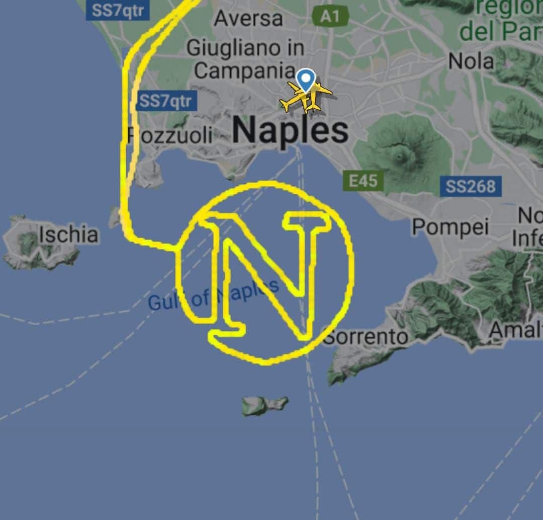 pilota tifoso disegna stemma Napoli in cielo