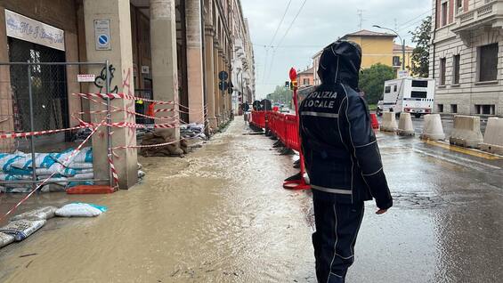 Maltempo A Bologna Esonda Il Torrente Ravone Via Saffi Allagata Sky 