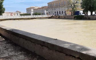 Foto e video da Senigallia. Misa nel centro città dove sta arrivando il picco di piena, l'acqua tocca la parte inferiore del ponte