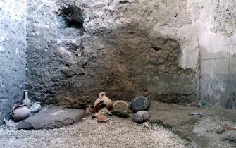 Gli scheletri di due nuove vittime di un terremoto, trovate a Pompei durante uno scavo nell'Insula dei Casti Amanti, in una foto diffusa il 16 maggio 2023. Sono le vittime di un terremoto che ha accompagnato l'eruzione, ritrovate sotto il crollo di un muro avvenuto tra la fase finale di sedimentazione dei lapilli. ANSA/ UFFICIO STAMPA MINISTERO DELLA CULTURA ++HO - NO SALES EDITORIAL USE ONLY +NPK+