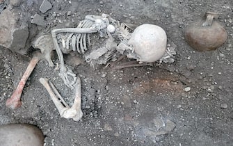 Gli scheletri di due nuove vittime di un terremoto, trovate a Pompei durante uno scavo nell'Insula dei Casti Amanti, in una foto diffusa il 16 maggio 2023. Sono le vittime di un terremoto che ha accompagnato l'eruzione, ritrovate sotto il crollo di un muro avvenuto tra la fase finale di sedimentazione dei lapilli. ANSA/ UFFICIO STAMPA MINISTERO DELLA CULTURA ++HO - NO SALES EDITORIAL USE ONLY +NPK+