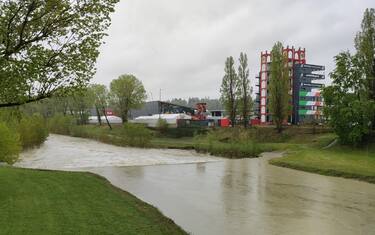 Pioggia battente su Imola, tifosi in fila dal mattino per la prima giornata di prove sul circuito in vista del Gran Premio di Formula Uno, 22 aprile 2022. ANSA/ROMANIN