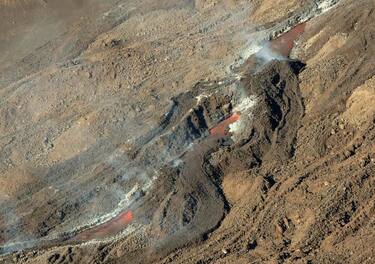L'immagine scattata dall'elicottero della Protezione Civile mostra la  frattura eruttiva sul fianco del cono centrale in corrispondenza della Bocca Nuova.  Sono due giorni che la lava ha ricominciato ad uscire dal volcano da un cratere apertosi sul lato sud del vulcano. ORIETTA SCARDINO /ANSA/DEF