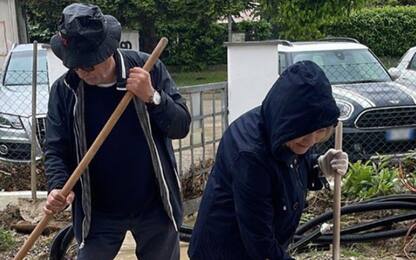 Laura Pausini, i genitori puliscono la strada col fango a Solarolo