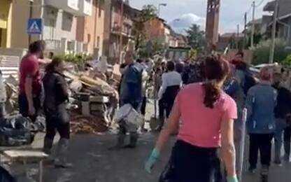 Alluvione Emilia Romagna, giovani volontari cantano Romagna Mia. VIDEO
