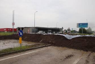 Muro di terra a Ravenna La barriera di terra costruita per contenere l acqua a Fornace Zarattini, nella periferia ovest di Ravenna, 20 maggio 2023. ANSA/ GIANLUIGI BASILIETTI