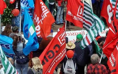 Cgil, Cisl e Uil, manifestazione sindacati a Napoli contro il governo