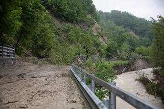 Frana alle porte di Monterenzio che blocca l'accesso al paese, 20 maggio 2023. Landslide near Monterenzio that blocks access to the town, in Monterenzio, Emilia-Romagna region, Italy, 20 May 2023. The death toll from this week's deadly flooding in Emilia Romagna has climbed to 14 after the police recovered the body of a man in his 70s in Faenza early on Friday. The northeastern region will remain on red alert on Saturday with more rain forecast. Among other things, the risk of landslides is considered particularly high. The number of people who have had to leave their homes because of the flooding in Emilia-Romagna has risen to over 15,000, the regional government said on Friday. ANSA/MAX CAVALLARI