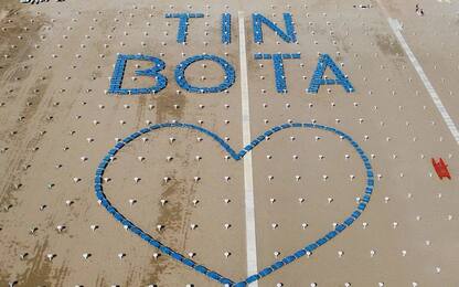 Emilia-Romagna, "Tin bota" disegnato con lettini su spiaggia a Rimini