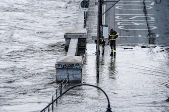 Il Po esonda ai Murazzi a seguito delle forti piogge, Torino, 21 maggio 2023. /// The Po river overflows at the Murazzi following  heavy rains, in Turin, northern Italy, 21 May 2023. ANSA/JESSICA PASQUALON