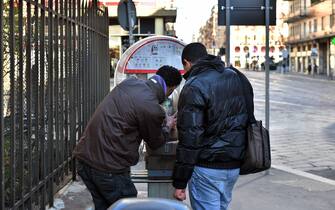 CABINE TELEFONICHE, CABINA TELEFONICA IN CORSO GENOVA (MILANO - 2015-01-05, DUILIO PIAGGESI) p.s. la foto e' utilizzabile nel rispetto del contesto in cui e' stata scattata, e senza intento diffamatorio del decoro delle persone rappresentate