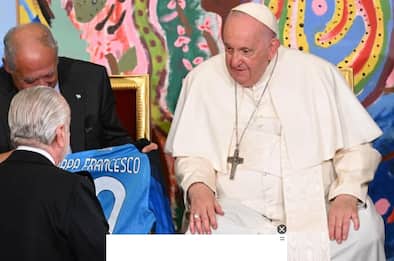 Napoli, De Laurentiis incontra il Papa e gli regala la maglia n. 10