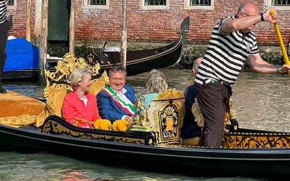 Venezia, von der Leyen e sindaco Luigi Brugnaro fanno giro in gondola