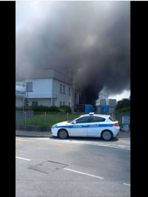 Incendio A Fidenza Devastato Il Capannone Di Unazienda Di Materiale