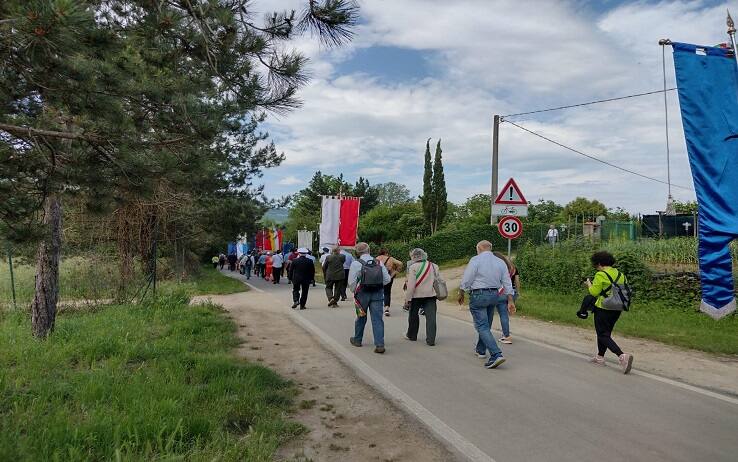 E' partita a Vicchio (Firenze) la 22ma edizione della Marcia a Barbiana, manifestazione che quest'anno si svolge in concomitanza con l'avvio delle celebrazioni del centenario della nascita di Don Lorenzo Milani, e la presenza a Barbiana del Presidente della Repubblica Sergio Mattarella, 27 maggio 2023. ANSA/US COMUNE DI VICCHIO +++ NO SALES, EDITORIAL USE ONLY +++ NPK +++