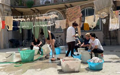 Faenza, volontarie lavano la merce alluvionata: sarà venduta in sconto