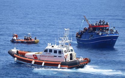 Migranti, sbarchi a Lampedusa e Crotone. Geo Barents approderà a Bari