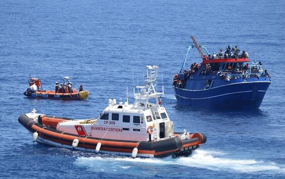 Migranti, nuovi sbarchi a Lampedusa e Crotone. Il 30 maggio nave Geo Barents a Bari