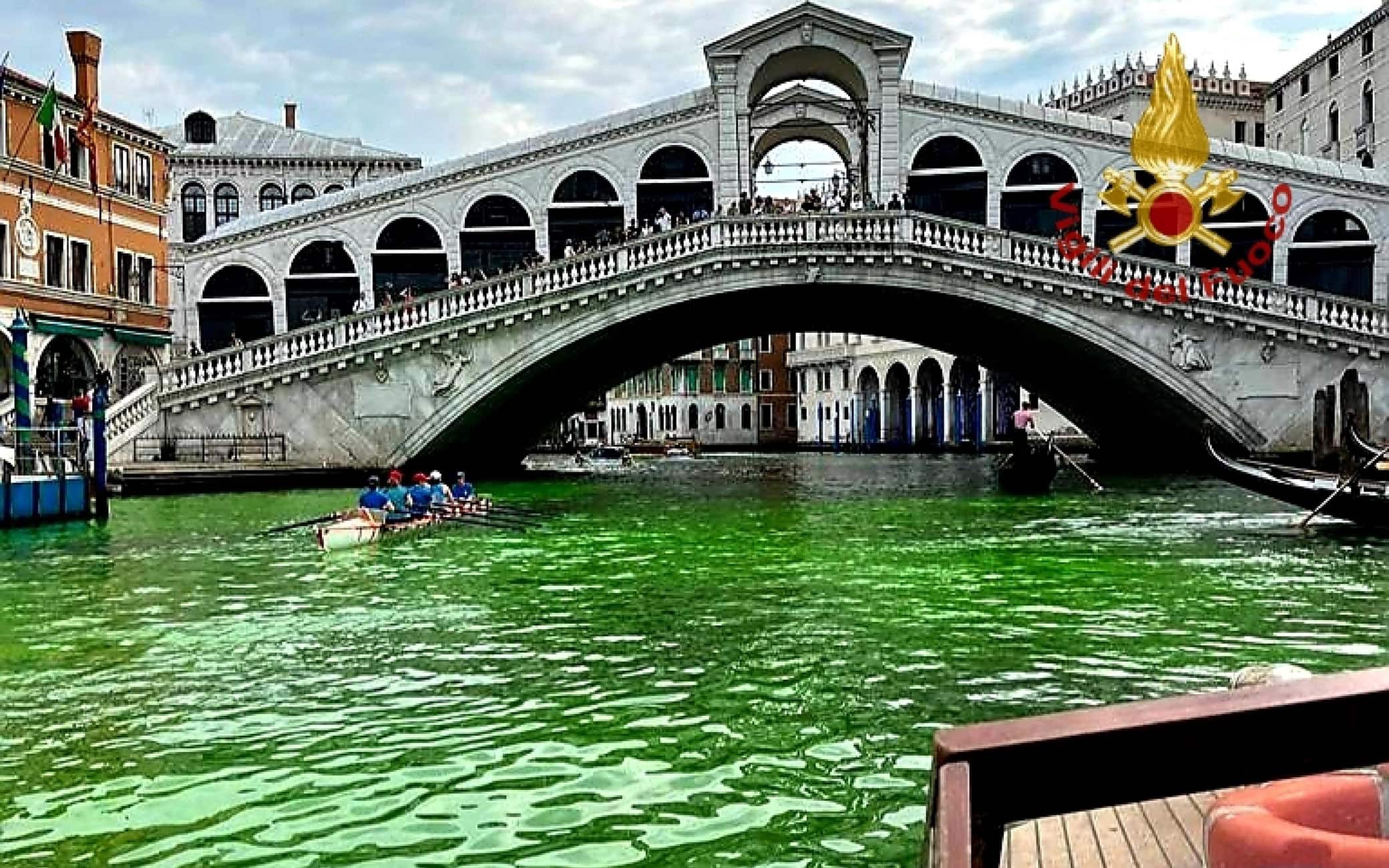 Una chiazza di liquido verde fosforescente è apparsa stamani sul Canal Grande all'altezza del Ponte di Rialto, Venezia, 28 maggio 2023.ANSA/Vigili del fuoco + UFFICIO STAMPA, PRESS OFFICE, HANDOUT PHOTO, NO SALES, EDITORIAL USE ONLY + NPK
