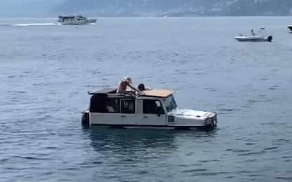 Genova, le foto di auto anfibia sono virali: "C'è una jeep in mare"