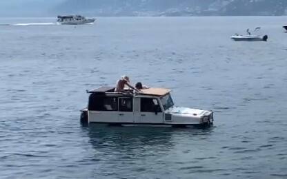 Genova, le foto di auto anfibia sono virali: "C'è una jeep in mare"