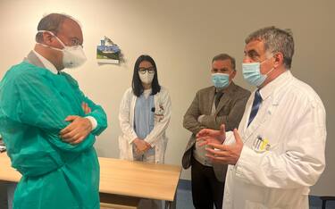 Visita alla professoressa ferita nell'ospedale di
Abbiategrasso da parte del ministro dell'Istruzione Giuseppe Valditara, 29 Maggio 2023. ANSA/US