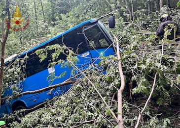 Toscana, autobus con studenti fuori strada a Pontremoli: feriti