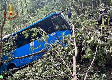 Toscana, autobus con studenti fuori strada a Pontremoli: feriti