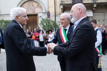 Il presidente della Repubblica Sergio Mattarella saluta il presidente della Regione Emilia-Romagna Stefano Bonaccini, il sindaco di Modigliana Giancarlo Dardi, in occasione della visita nelle zone dell'Emilia-Romagna colpite dall'alluvione, 30 maggio 2023.
ANSA/ FRANCESCO AMMENDOLA - UFFICIO STAMPA PER LA STAMPA E LA COMUNICAZIONE DELLA PRESIDENZA DELLA REPUBBLICA
++HO - NO SALES EDITORIAL USE ONLY++ NPK++