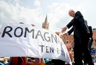 Il Presidente della Repubblica Sergio Mattarella saluta alcuni cittadini con lo striscione 'Romagna mia ten bota' nel corso della visita a Forlì, 30 maggio 2023. ANSA/PAOLO GIANDOTTI - UFFICIO STAMPA PER LA STAMPA E LA COMUNICAZIONE DELLA PRESIDENZA DELLA REPUBBLICA ++HO - NO SALES EDITORIAL USE ONLY++ NPK++
