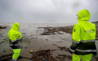 Volontari della Protezione Civile monitorano le spiagge dopo il maltempo, a Lido di Dante, Ravenna, 16 maggio 2023. ANSA/ FABRIZIO ZANI