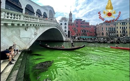 Venezia, acqua verde nel Canal Grande causata da fluoresceina