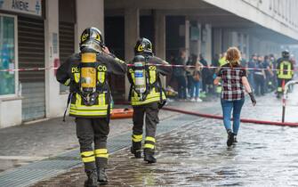 Foto Valentina Stefanelli /LaPresse
2 Giugno 2023 Roma, Italia - Cronaca -Roma, Incendio in palazzo in ristrutturazione in via Edoardo D' Onofrio Colli Aniene. Nella foto l'intervento dei Vigili del Fuoco e delle Forze dell'ordine