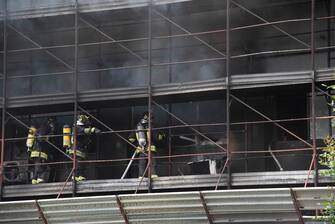 Roma - Incendio Colli Aniene Palazzo in Ristrutturazione
 nella foto: Vigili del Fuoco che spengono l'incendio (Roma - 2023-06-02, Diego Nangano Cappello) p.s. la foto e' utilizzabile nel rispetto del contesto in cui e' stata scattata, e senza intento diffamatorio del decoro delle persone rappresentate