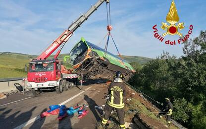A16 Napoli-Canosa, pullman urta autovetture: un morto e 14 feriti