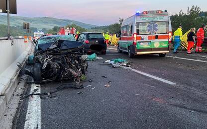 A16 Napoli-Canosa, pullman urta autovetture: un morto e 14 feriti