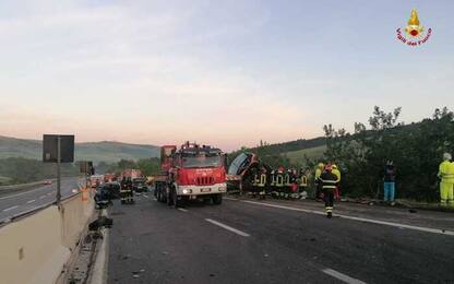 A16 Napoli-Canosa, pullman urta autovetture: un morto e 14 feriti