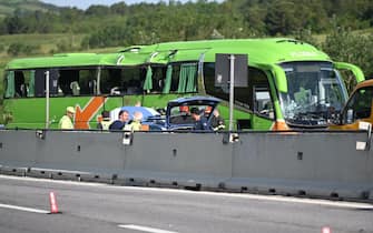 Il bus finito con 38 passeggeri a bordo finito nella scarpata sull'autostrada A16 Napoli-Canosa, in direzione Napoli, all'altezza del comune di Vallesaccarda. Avellino 4 giugno 2023 ANSA/MARIO D'ARGENIO