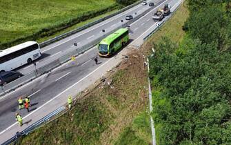 Il bus finito nella scarpata sull'autostrada A16 Napoli-Canosa, in direzione Napoli, 4 giugno 2023. ANSA/ MARIO D'ARGENIO