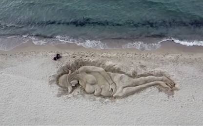 Sardegna, una scultura di sabbia dedicata a Giulia Tramontano