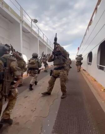 I militari a bordo della nave Galata Seaway Video della Marina sulla nave turca