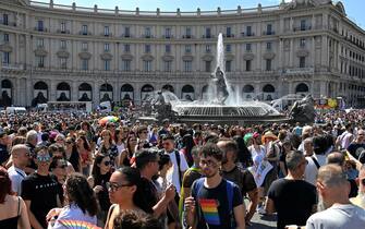 Attivisti e manifestanti durante il Gay Pride nelle strade del centro di Roma, 10 giugno 2023. ANSA/RICCARDO ANTIMIANI