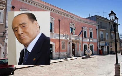 Apricena intitola una via a Berlusconi: è il primo comune in Italia