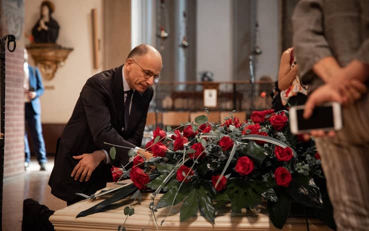 Enrico Letta  nella camera ardente nella chiesa di San Giovanni in Monte  rende omaggio a Flavia Franzoni Prodi a Bologna, 16 giugno 2023.
 ANSA/MAX CAVALLARI